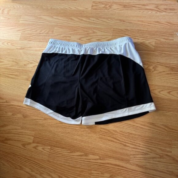 Under Armour Women's Baseline 6' Shorts Loose Fit Black & White - Picture 2 of 5